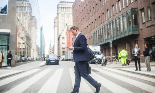 Android, Yolda Yürürken Telefon Kullananları Önlerine Bakmaları Konusunda Uyaracak